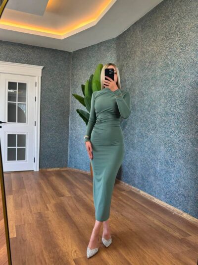 שמלה ארוכה מחטבת עם שרוולים ארוכים