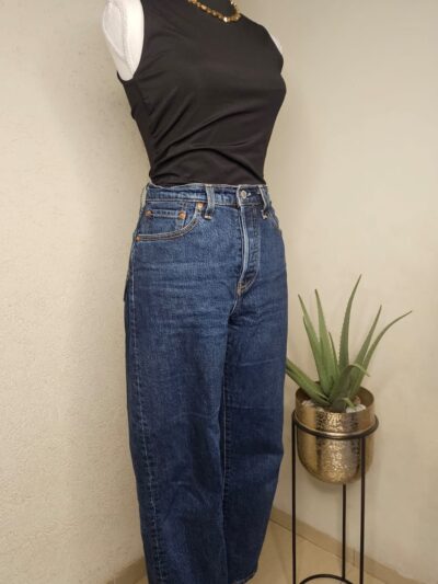 גופיה בצבע שחור