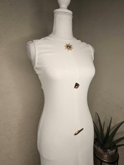 שמלה צמודה בגזרת עיפרון עם עיטרי זהב