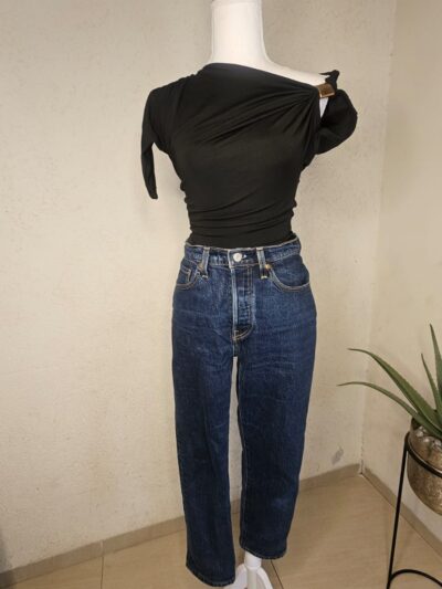 חולצת כתף אחת בגזררת דרייפינג עם עיטורי זהב